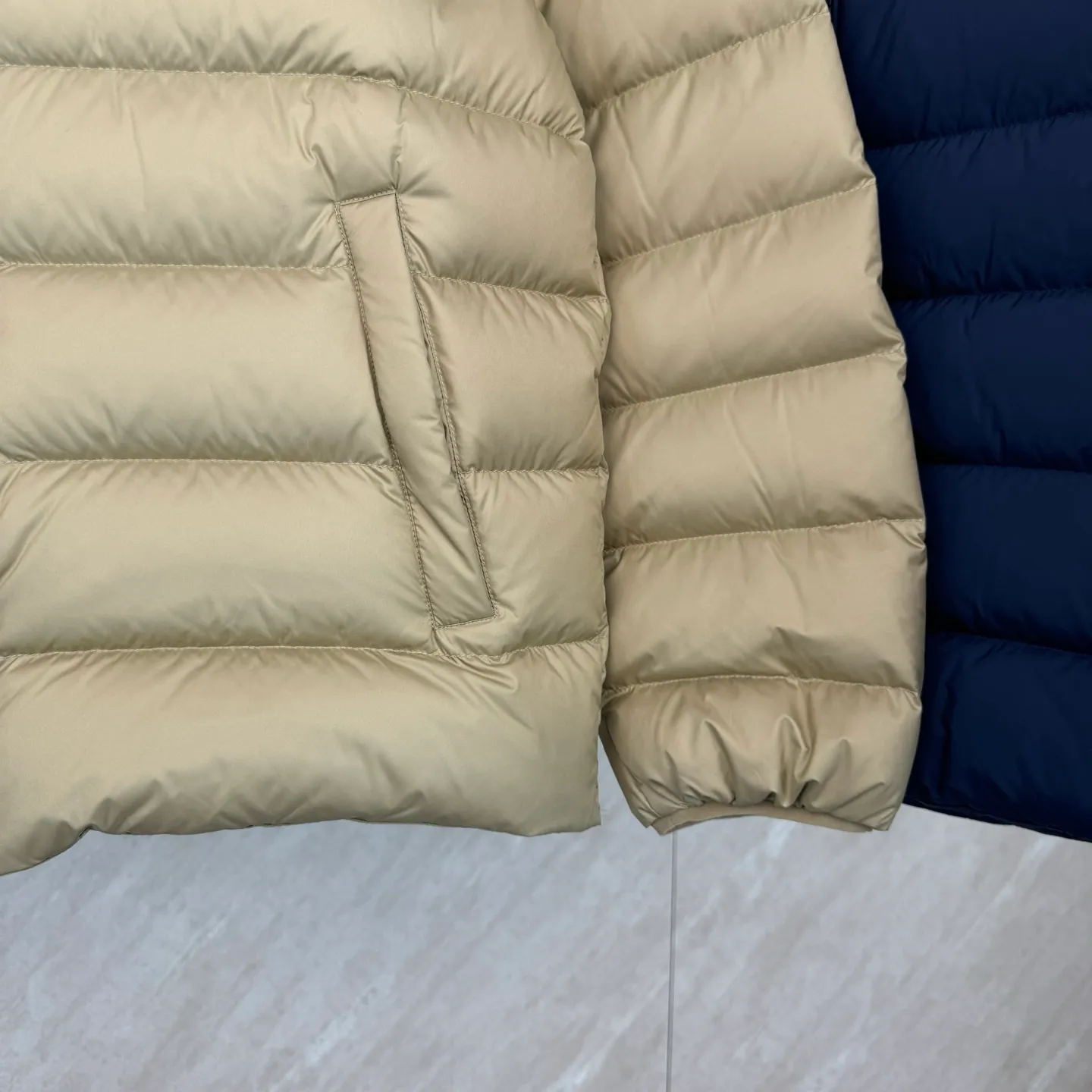 P930 Ralph Lauren lightweight down jacket size s m l xl The nylon fabric has good windproof and waterproof properties, which can effectively block the intrusion of wind and rain from the outside and keep the inside dry, suitable for wearing in humid or rainy environments.  The red label on the chest is made with an imported MECLO embroidery machine. The original pattern is scanned first, and then high-quality silk thread is used to make a pattern. The density effect is adjusted by continuous pattern making.  Exquisite details: the zipper design is simple and elegant, easy to operate; the closing design of the cuffs and hem effectively prevents the intrusion of cold wind, improving the warmth and comfort of wearing.  High-quality filling: 90 white duck down is selected, with a weight of 260g, ensuring excellent thermal insulation performance. After strict screening and processing, the velvet is not easy to drill, ensuring durability. The hangtags, wash marks, air holes, and four-button buttons are all customized from the original one-to-one mold.